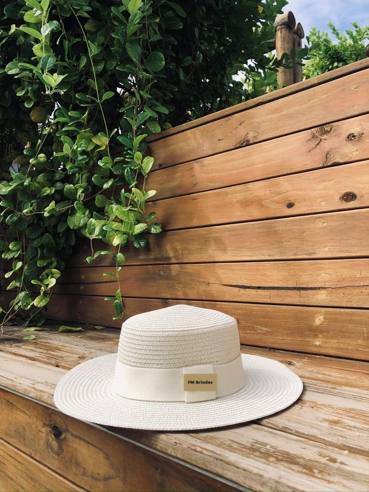 Chapéu de palha branco com plaquinha personalizada