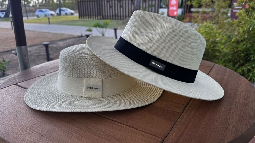 Dois chapéus de palha com plaquinha da marca