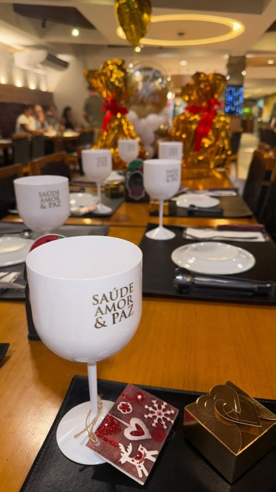 Taças brancas personalizadas Saúde, Amor e Paz em mesa de evento
