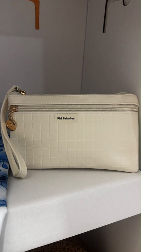 Necessaire bege com plaquinha personalizada