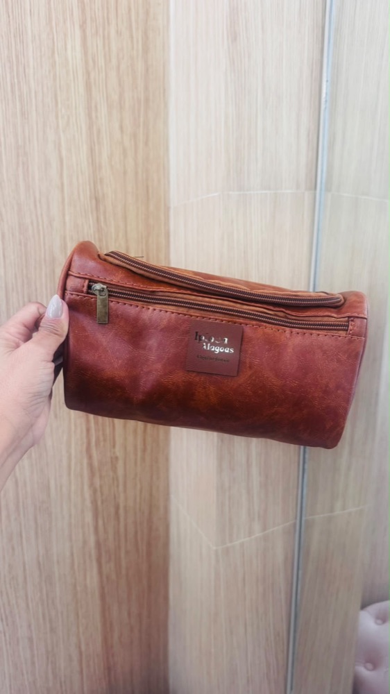 Necessaire de couro sintético com etiqueta Ipioca Alagoas