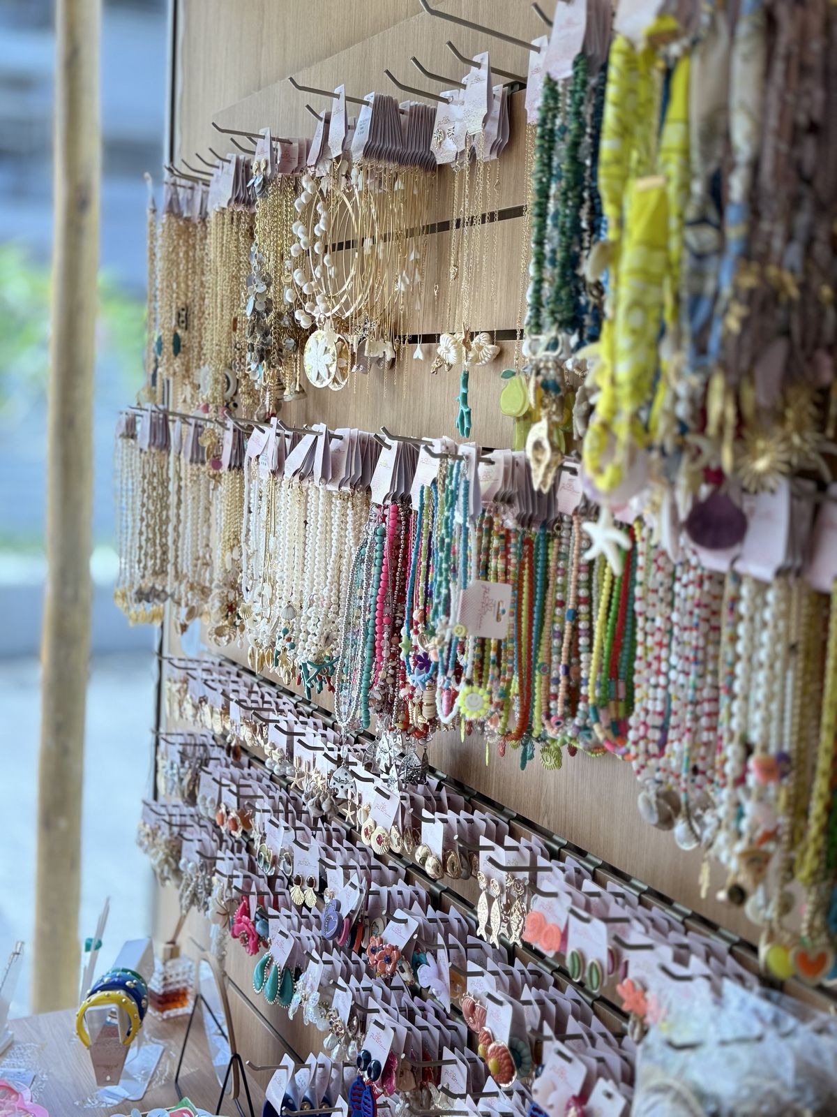 Colares e pulseiras coloridos na parede