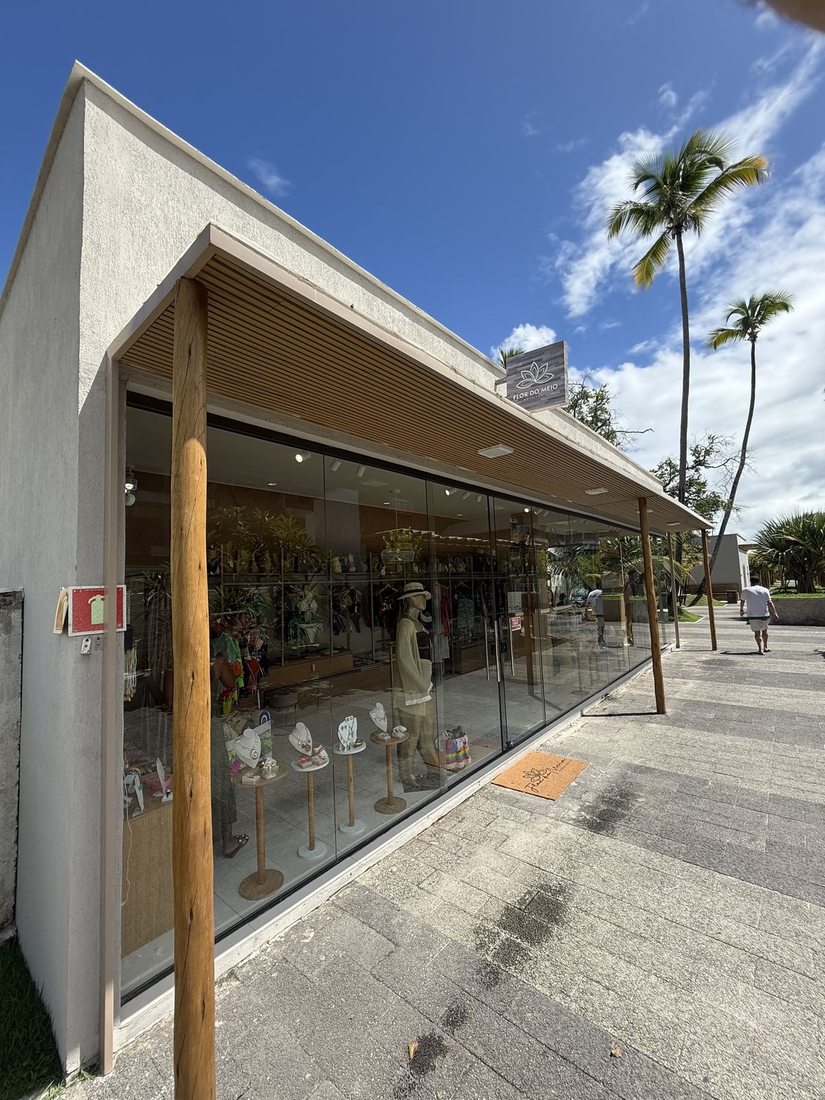 Fachada ampla da loja com vitrine de bijuterias